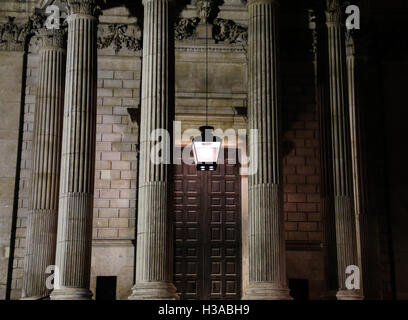 Die Säulen am Eingang zum berühmten St. Pauls Cathedral in London, dass beleuchtet und in der Nacht genommen. Stockfoto