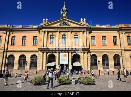 Straße Musiciian außerhalb Nobel Museum am Stortorget Platz, Gamla Stan, die Altstadt von Stockholm, Schweden. Stockfoto