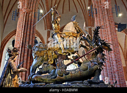 Die Statue des Heiligen Georg & der Drache (1489) in der Kathedrale von Stockholm (Storkyrkan). Stockfoto
