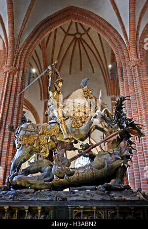 Die Statue des Heiligen Georg & der Drache (1489) in der Kathedrale von Stockholm (Storkyrkan). Stockfoto