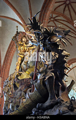 Die Statue des Heiligen Georg & der Drache (1489) in der Kathedrale von Stockholm (Storkyrkan). Stockfoto