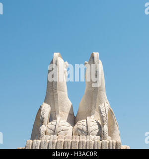 Zwei Pferde Skulptur in den Gärten des Betriebssystems Mosteiro Jeronimos. Lisboa, Portugal Stockfoto