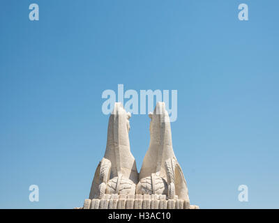 Zwei Pferde Skulptur in den Gärten des Betriebssystems Mosteiro Jeronimos. Lisboa, Portugal Stockfoto