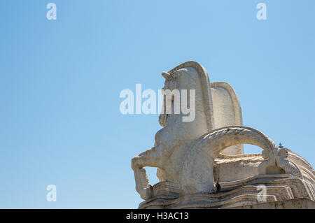 Zwei Pferde Skulptur in den Gärten des Betriebssystems Mosteiro Jeronimos. Lisboa, Portugal Stockfoto