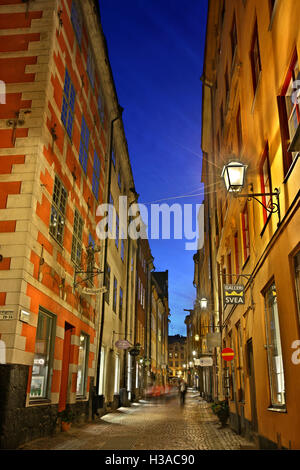Wandern in den malerischen Gassen von Gamla Stan, die Altstadt von Stockholm, Schweden.