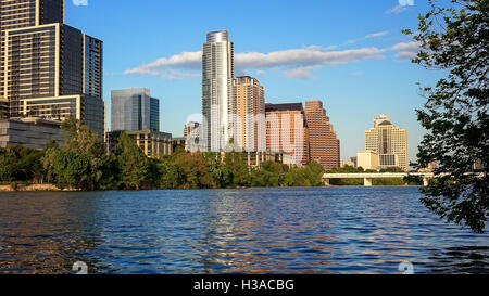 Die Innenstadt von Austin, Texas Stadtbild mit den Colorado River im Vordergrund Stockfoto