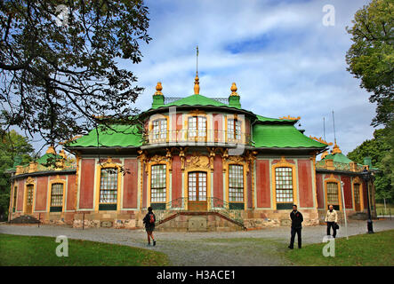 Der chinesische Pavillon im Garten des Drottningholm Palast, während eine tägliche Kreuzfahrt zum Mälarsee aus Stockholm, Schweden. Stockfoto