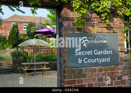 Der Bienenstock, ein Wirtshaus in Henleaze, Bristol, UK. Stockfoto