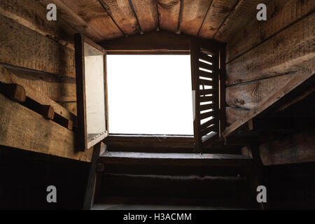 Dachboden-Fenster mit weißem Hintergrund im alten Grunge-Holz-Interieur Stockfoto