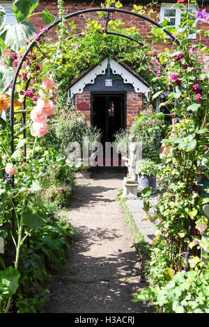 Ausblick auf die Altstadt und lokalen Garten Bilder von Worcestershire Stadt Bewdley. Gewölbte Fußweg zum Eingang der Hütte. Stockfoto