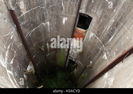 Verlassenen militärischen Silo. Grunge konkrete Tunnel Interieur Stockfoto