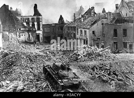 Deutsche Panzer III Förderung in einer französischen Stadt, 1940 Stockfoto