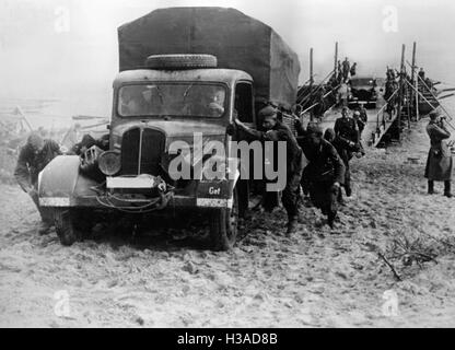 Deutsche Truppen überqueren die Dnjepr, 1941 Stockfoto
