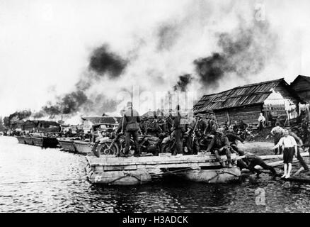 Deutsche Truppen überqueren die Beresina, 1941 Stockfoto