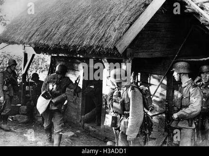 Deutsche Infanteristen suchen ein Haus an der Ostfront, 1941 Stockfoto