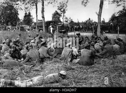 Gefangene Soldaten der Roten Armee in einem Durchgangslager, 1941 Stockfoto