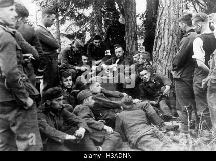 Deutsche Soldaten hören Sie einen Funkspruch an der Ostfront, 1941 Stockfoto