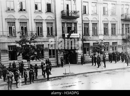 Flagge Zeremonie in einer eroberten Stadt an der Ostfront, 1941 Stockfoto