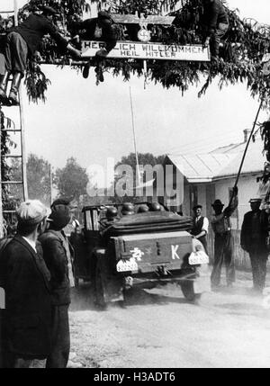 Deutsche Truppen marschieren in einem Dorf im Osten, 1941 Stockfoto