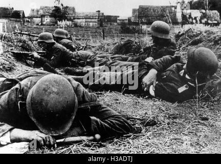 Deutschen Vormarsch Ablösung unter Feuer an der Ostfront, 1941 Stockfoto