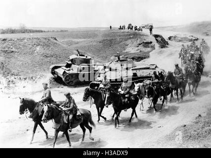 Deutsche Kavallerie Reiten vorbei an abgeschossenen russischen Panzer 1941 Stockfoto