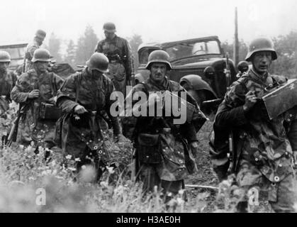 Deutsche Infanteristen marschieren an der Ostfront, 1941 Stockfoto