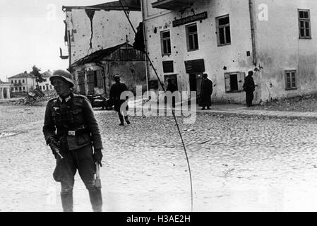 Deutsche Infanterie in einer eroberten Stadt an der Ostfront, 1941 Stockfoto