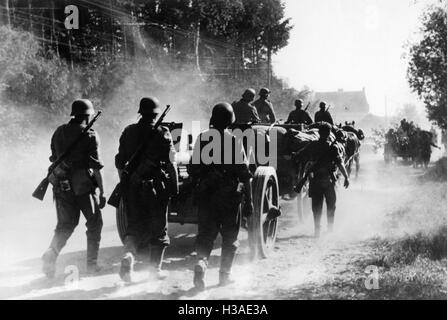 Deutsche Artillerie marschiert an der Ostfront, 1941 Stockfoto