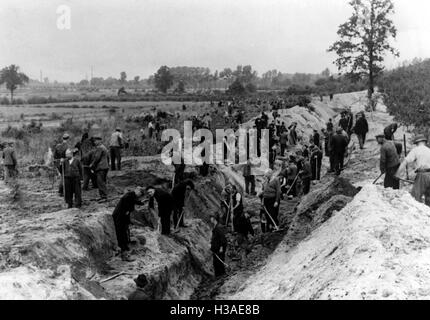 Deutsche Zivilisten konstruieren Grenzanlagen an der niederländischen Grenze, 1944 Stockfoto