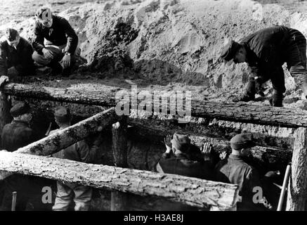 Deutsche Soldaten bauen Grenzanlagen an der Ostfront 1944 Stockfoto