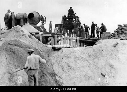 Deutsche Zivilisten konstruieren Grenzanlagen an der Ostfront 1944 Stockfoto