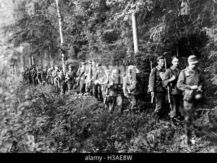 Deutsche Infanterie während des Rückzugs Kämpfe an der Ostfront 1944 Stockfoto