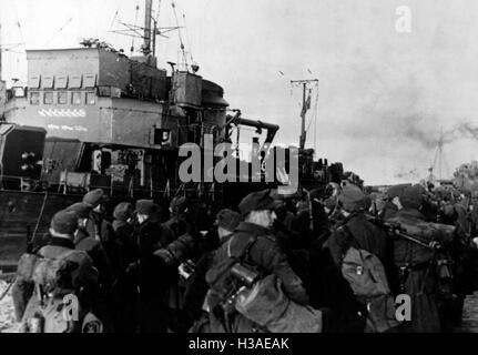 Einschiffung von deutschen Soldaten in Courland Brückenkopf, 1944 Stockfoto