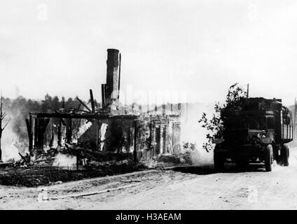 Zerstörtes Dorf in Courland Brückenkopf, 1944 Stockfoto