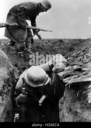 Deutsche Infanterie in einem eroberten Graben an der Ostfront, 1944 Stockfoto