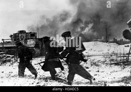 Deutsche Infanterie in einen Gegenangriff an der Ostfront 1944 Stockfoto