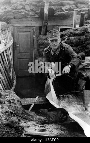 Deutsche Soldaten vor einem Tierheim an der Ostfront 1944 Stockfoto