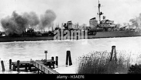 Deutsche Kriegsschiff während der Kämpfe in Ostpreußen, 1945 Stockfoto