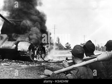 Abgeschossenen t-34 während der Kämpfe in den Brückenkopf Kurland 1944 Stockfoto