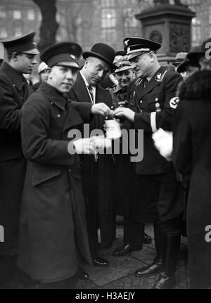 Johannes Engel an eine Kollektion für Winter-Relief in Berlin, 1933 Stockfoto