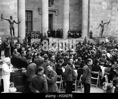 Eintopf Essen angeboten durch das WHW im Hof der Reichskanzlei in Berlin, 1939 Stockfoto