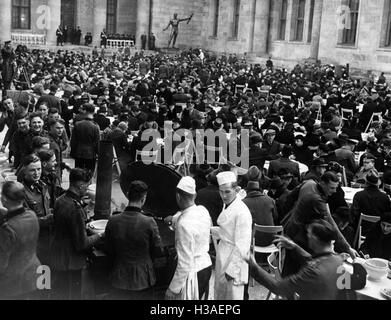 Eintopf Essen angeboten durch das WHW im Hof der Reichskanzlei in Berlin, 1939 Stockfoto