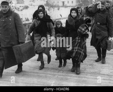 Soldaten helfen Wolhynien-deutschen überqueren Sie den Bug, 1939 Stockfoto