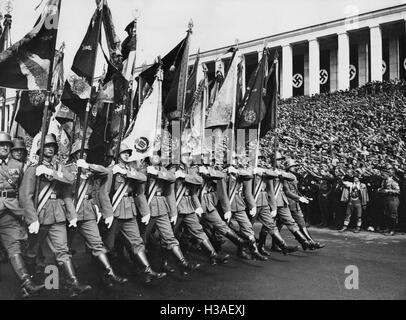 Tradition-Fahnen im Laufe des Tages von der Wehrmacht in Nürnberg, 1936 Stockfoto