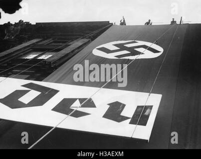 Übergroßen Hakenkreuzfahne im Berliner Lustgarten, 1935 Stockfoto