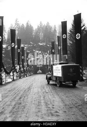 Hakenkreuzfahnen vor der Olympischen Stadt Garmisch-Partenkirchen, 1936 Stockfoto