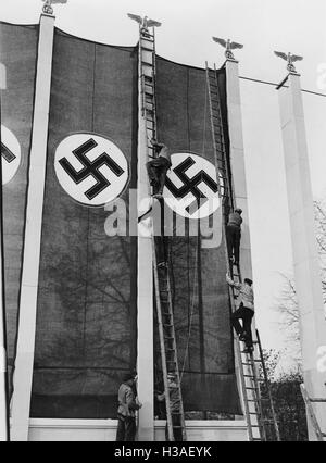 Hakenkreuzfahnen am Maifeiertag in Berlin, 1937 Stockfoto