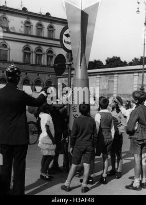 Bombe, die Werbung der Luftangriff-Schutz-Ausstellung, 1933 Stockfoto