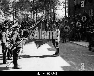 Goehring bei der Weihe der neuen Flaggen, 1939 Stockfoto