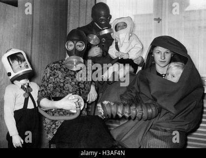 Familie im Luftschutzkeller Schutzausrüstung, undatiert Stockfoto